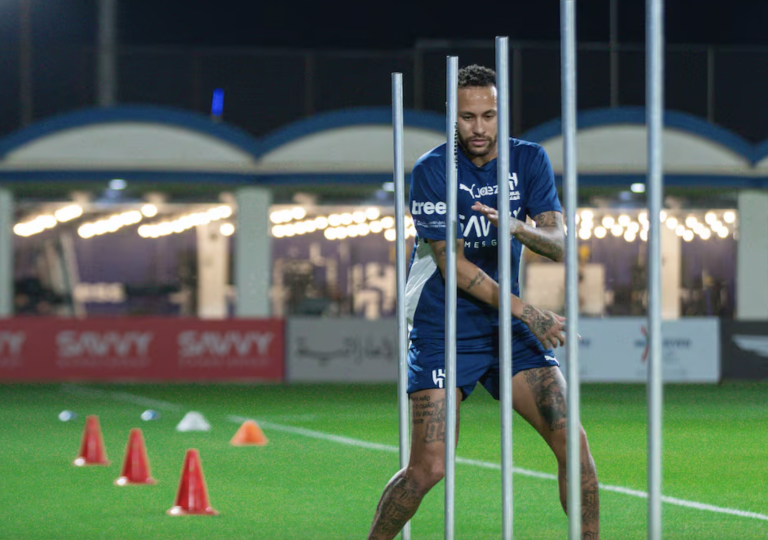 Neymar vuelve a entrenar en grupo después de su grave lesión